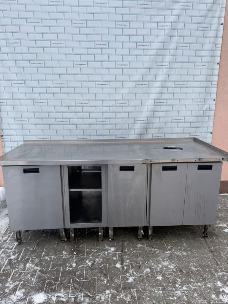 Stół roboczy z szafkami i otworem do resztkowania 1/26